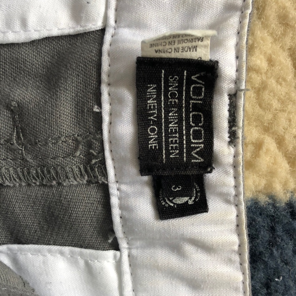 Volcom Shorts - Picture 3 of 4